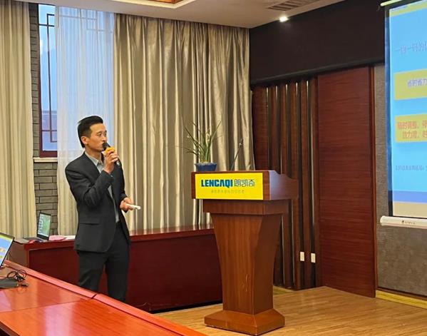朗凯奇,运营商会议图片